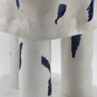 <a href="https://www.galeriegosserez.com/artistes/salomon-celine.html">Céline Salomon</a> - Owen - Tabouret Blanc & Bleu